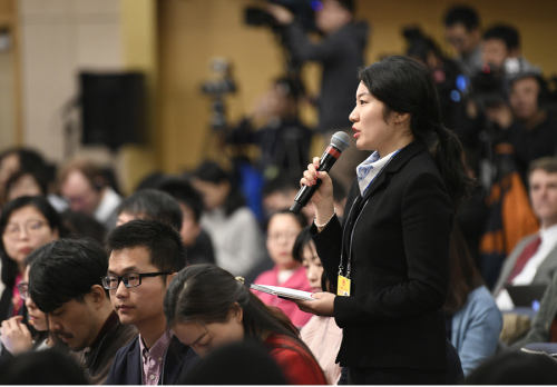 A reporter asks a question during a news conference with Ministry of Commerce officials on Sunday. (Photo/Xinhua) A reporter asks a question during a news conference with Ministry of Commerce officials on Sunday. (Photo/Xinhua)