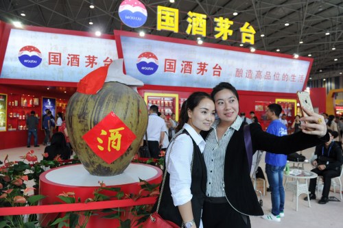 Two visitors take a selfie in front of a huge wine jar at the Kweichow Moutai exhibition stand, at the 2016 China (Guizhou) International Wine Exposition, held in Guiyang, Guizhou Province. (Photo/China News Service) Two visitors take a selfie in front of a huge wine jar at the Kweichow Moutai exhibition stand, at the 2016 China (Guizhou) International Wine Exposition, held in Guiyang, Guizhou Province. (Photo/China News Service)
