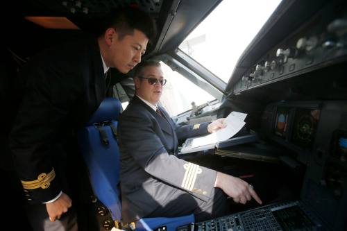 Paul Emerson Sommerfeld, a flight captain from the United States employed by China Eastern Airlines, talks with a Chinese colleague in 2016. (YIN LIQIN/FOR CHINA DAILY) Paul Emerson Sommerfeld, a flight captain from the United States employed by China Eastern Airlines, talks with a Chinese colleague in 2016. (YIN LIQIN/FOR CHINA DAILY)