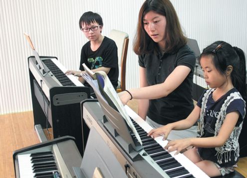 Children learn to play electronic organs at a children's center in Suzhou, East China's Jiangsu Province. (Photo by Wang Jiankang/for China Daily) Children learn to play electronic organs at a children's center in Suzhou, East China's Jiangsu Province. (Photo by Wang Jiankang/for China Daily)