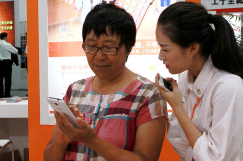 An employee of Ping An Bank addresses queries from a visitor at a finance exhibition in Haikou, Hainan Province. (Photo by Shi Yan/for China Daily) An employee of Ping An Bank addresses queries from a visitor at a finance exhibition in Haikou, Hainan Province. (Photo by Shi Yan/for China Daily)