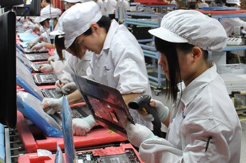 Technicians at work on a production line of Foxconn Industrial Internet Co in Chongqing Xiyong Comprehensive Bonded Zone. Foxconn received the regulatory approval for its planned IPO in just 36 days. (Photo provided to China Daily) Technicians at work on a production line of Foxconn Industrial Internet Co in Chongqing Xiyong Comprehensive Bonded Zone. Foxconn received the regulatory approval for its planned IPO in just 36 days. (Photo provided to China Daily)