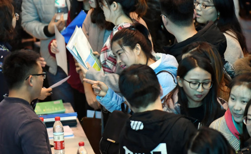 Jobseekers throng a recruitment fair in Harbin, Heilongjiang Province. (Photo provided to China Daily) Jobseekers throng a recruitment fair in Harbin, Heilongjiang Province. (Photo provided to China Daily)