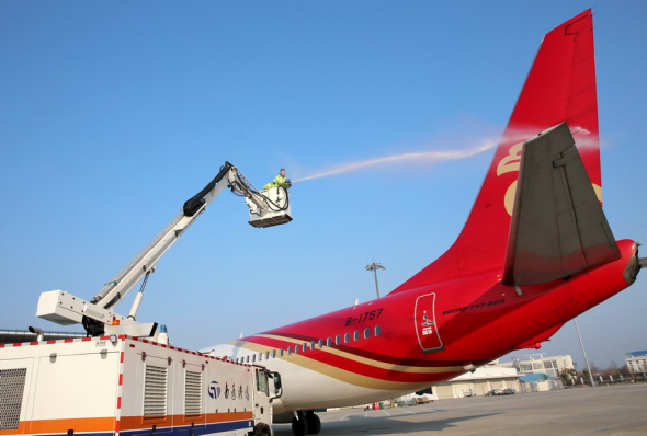 An employee carries out ice prevention operations on an airplane at the Nantong Xingdong International Airport in Jiangsu province. (Photo by Xu Congjun/For China Daily) An employee carries out ice prevention operations on an airplane at the Nantong Xingdong International Airport in Jiangsu province. (Photo by Xu Congjun/For China Daily)