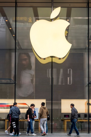 Customers look at products in an Apple flagship store on Nanjing Road in Shanghai. iPhone products include components made in different countries around the world and are only assembled and manufactured in China. But the calculation of trade statistics attributes most of the value to China. (Photo provided to China Daily) Customers look at products in an Apple flagship store on Nanjing Road in Shanghai. iPhone products include components made in different countries around the world and are only assembled and manufactured in China. But the calculation of trade statistics attributes most of the value to China. (Photo provided to China Daily)