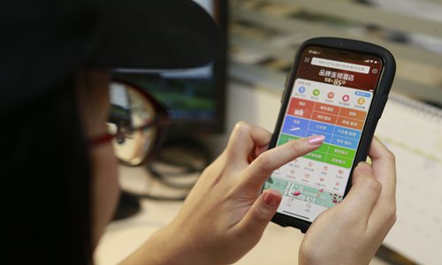 A woman uses online ride-hailing service of Ctrip in Beijing on Tuesday. (Photo: Li Hao/GT) A woman uses online ride-hailing service of Ctrip in Beijing on Tuesday. (Photo: Li Hao/GT)