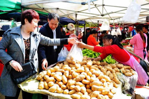 Consumers buy vegetables at a market in Qingdao, Shandong Province. (Photo by Yu Fangping/For China Daily) Consumers buy vegetables at a market in Qingdao, Shandong Province. (Photo by Yu Fangping/For China Daily)