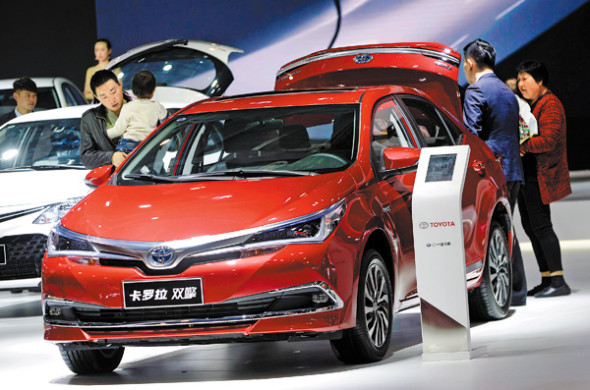 A Toyota Corolla twin-engine hybrid sedan attracts attention at an auto show in Hangzhou, Zhejiang province. (Photo for China Daily/Shi Jianxue) A Toyota Corolla twin-engine hybrid sedan attracts attention at an auto show in Hangzhou, Zhejiang province. (Photo for China Daily/Shi Jianxue)