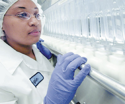 An employee of AstraZeneca's plant in the United States inspects the production line of the lung cancer drug Iressa. (Photo provided to China Daily) An employee of AstraZeneca's plant in the United States inspects the production line of the lung cancer drug Iressa. (Photo provided to China Daily)