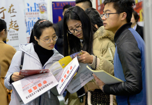 Job seekers check recruitment information at a job fair held in Hangzhou, capital of Zhejiang Province. (Photo by Shi Jianxue/For China Daily) Job seekers check recruitment information at a job fair held in Hangzhou, capital of Zhejiang Province. (Photo by Shi Jianxue/For China Daily)