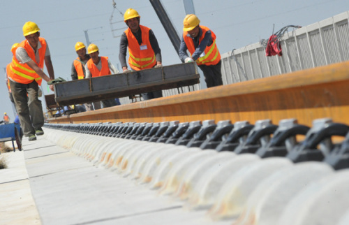 China Railway Erju Co Ltd's workers construct a railway project in Yuncheng, Shanxi Province. (Photo/Xinhua)