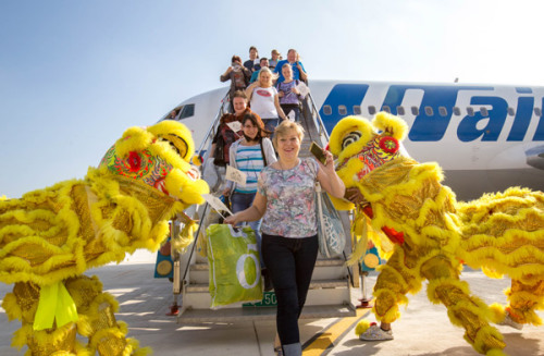 Russian tourists arrive in Sanya, Hainan Province. (Photo by Wu Haoning/For China Daily)