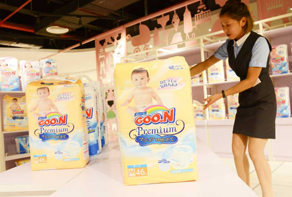 Wang Xi, 32, a white-collar worker in Xi'an, Shaanxi province, often takes her 3-year-old daughter to a recreation park in a shopping mall at weekends. (Zhang Tao/For China Daily) Wang Xi, 32, a white-collar worker in Xi'an, Shaanxi province, often takes her 3-year-old daughter to a recreation park in a shopping mall at weekends. (Zhang Tao/For China Daily)