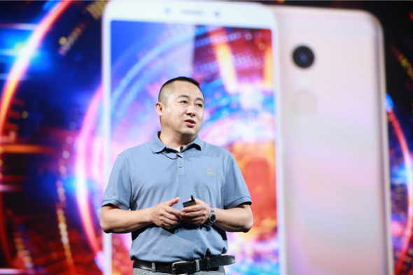 Li Kaixin, president of the mobile phone unit of 360 Security Technology Inc, unveils a new smartphone on Tuesday to target mobile gaming enthusiasts. (Photo provided to China Daily) Li Kaixin, president of the mobile phone unit of 360 Security Technology Inc, unveils a new smartphone on Tuesday to target mobile gaming enthusiasts. (Photo provided to China Daily)