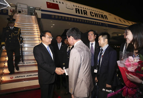 Premier Li Keqiang arrives in Tokyo, capital of Japan, for an official visit to Japan and the 7th China-Japan-Republic of Korea (ROK) leaders' meeting, May 8, 2018. (Photo/Xinhua) Premier Li Keqiang arrives in Tokyo, capital of Japan, for an official visit to Japan and the 7th China-Japan-Republic of Korea (ROK) leaders' meeting, May 8, 2018. (Photo/Xinhua)