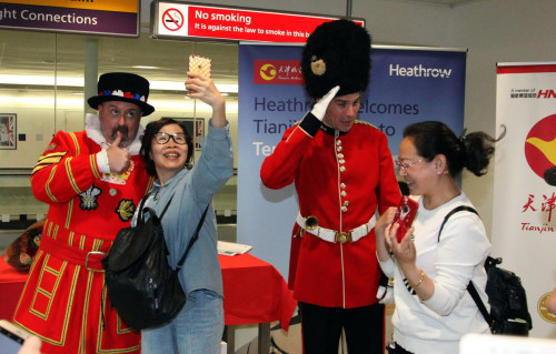 Chinese passengers pose for photographs at London's Heathrow Airport, after the direct air route opened on Monday between Xi'an, Northwest China's Shaanxi Province, and London. (Photo/CHINA NEWS SERVICE) Chinese passengers pose for photographs at London's Heathrow Airport, after the direct air route opened on Monday between Xi'an, Northwest China's Shaanxi Province, and London. (Photo/CHINA NEWS SERVICE)