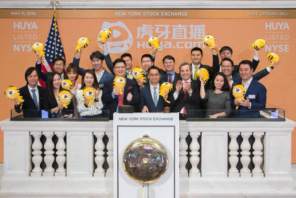 Pictured at front and center is Dong Rongjie, CEO of Huya Inc, who cheers along with invited guests during the opening bell ceremony at the Nasdaq Stock Market in New York, US, May 11, 2018. (Photo provided to chinadaily.com.cn)