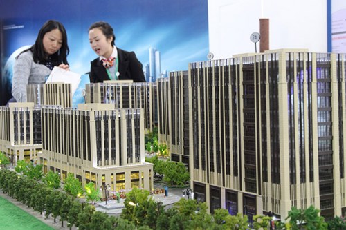 A salesperson presents a housing project at a real property exhibition in Beijing. (Photo provided to China Daily) A salesperson presents a housing project at a real property exhibition in Beijing. (Photo provided to China Daily)