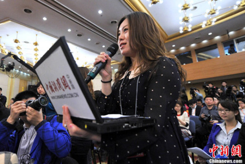 A reporter of China News Service asks a question.
