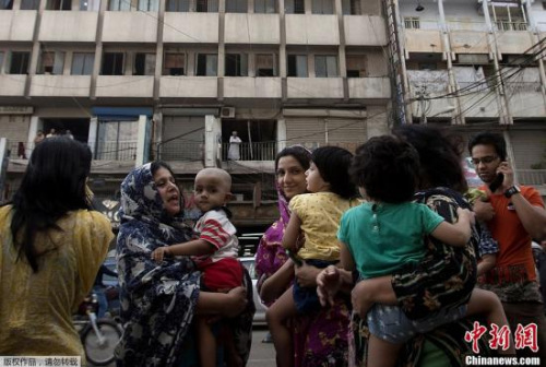 In Karachi, Pakistan, people came out onto the street in earthquake. A 7.8-magnitude earthquake hit the Iran-Pakistan border at 6:44 p.m. Tuesday, Beijing Time.