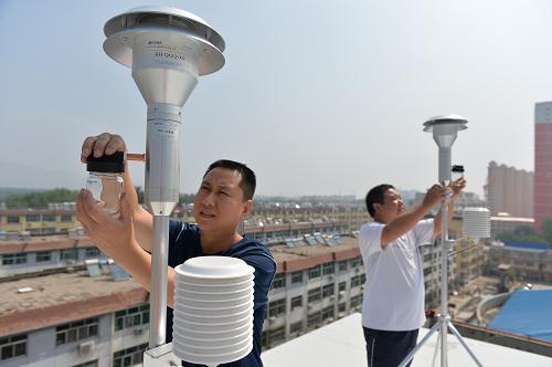Testers debug the PM2.5 monitors in Hebei province. (File photo/gov.cn) Testers debug the PM2.5 monitors in Hebei province. (File photo/gov.cn)