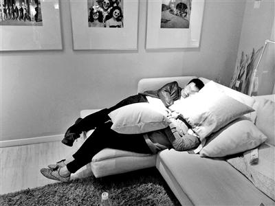 A man takes a nap on the sofa in an Ikea store. (Photo/Beijing Youth Daily) A man takes a nap on the sofa in an Ikea store. (Photo/Beijing Youth Daily)