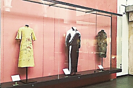A uniform of South China’s Shenzhen Middle School is exhibited at a hall of London-based Victoria and Albert Museum. (Photo/Chinanews.com) A uniform of South China’s Shenzhen Middle School is exhibited at a hall of London-based Victoria and Albert Museum. (Photo/Chinanews.com)