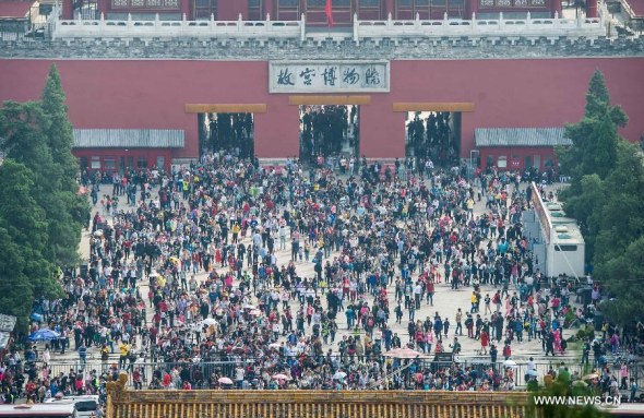 The northern gate of the Palace Museum is crammed with tourists in Beijing, Oct. 2, 2014. Beijing will introduce a tax refund policy this year to boost the spending capacity of international tourists in the capital, Beijing News reports on Tuesday. (Photo/Xinhua) The northern gate of the Palace Museum is crammed with tourists in Beijing, Oct. 2, 2014. Beijing will introduce a tax refund policy this year to boost the spending capacity of international tourists in the capital, Beijing News reports on Tuesday. (Photo/Xinhua)