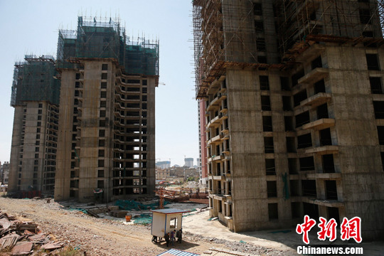 File photo of a construction site. Vacancy rates across China are increasing the likelihood of housing bubbles, with Zhu Min, deputy managing director of the IMF, commenting at the World Bank/IMF Spring Meetings 2015 that current figures stand at 1 billion square meters. (Photo/Chinanews.com) File photo of a construction site. Vacancy rates across China are increasing the likelihood of housing bubbles, with Zhu Min, deputy managing director of the IMF, commenting at the World Bank/IMF Spring Meetings 2015 that current figures stand at 1 billion square meters. (Photo/Chinanews.com)