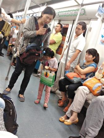 A woman begs on a subway train in Beijing.(File photo/Beijing News) A woman begs on a subway train in Beijing.(File photo/Beijing News)