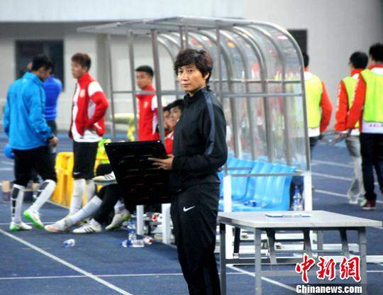 Qin Liang, a female soccer referee has debuted in a Chinese men’s professional soccer league game. (Photo/Chinanews.com) Qin Liang, a female soccer referee has debuted in a Chinese men’s professional soccer league game. (Photo/Chinanews.com)