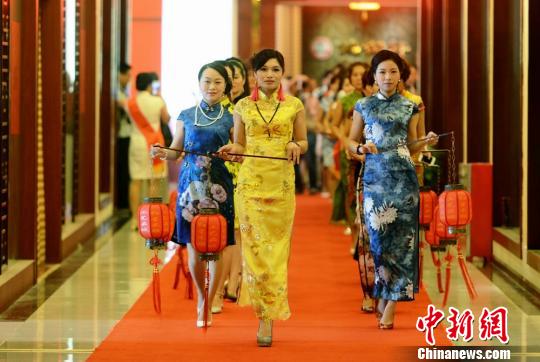 Women in Cheongsam stage a catwalk show in Changsha, capital city of Central China’s Hunan province, May 10, 2015.(Photo/Chinanews.com) Women in Cheongsam stage a catwalk show in Changsha, capital city of Central China’s Hunan province, May 10, 2015.(Photo/Chinanews.com)