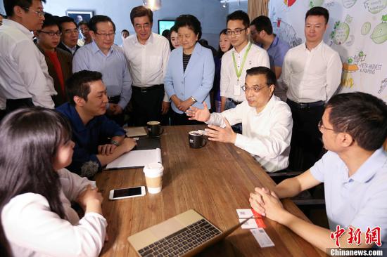 Premier Li Keqiang shares a light moment with entrepreneurs at a 3W Cafe in Zhongguancun Science Park in Beijing on May 7, 2015. (Photo/Chinanews.com) Premier Li Keqiang shares a light moment with entrepreneurs at a 3W Cafe in Zhongguancun Science Park in Beijing on May 7, 2015. (Photo/Chinanews.com)