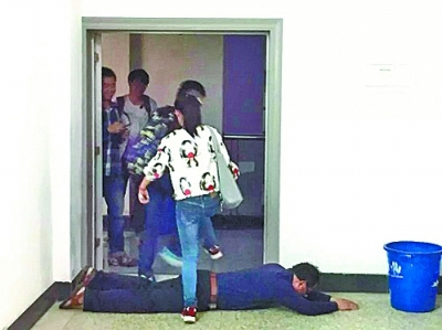 A student walks over Zhang Nengli, a college teacher at Wuhan University of Technology on May 11. (Photo/Wuhan Evening News) A student walks over Zhang Nengli, a college teacher at Wuhan University of Technology on May 11. (Photo/Wuhan Evening News)