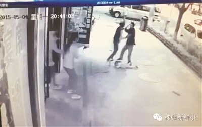 Screenshot from a video shows a young man tries to stop a mentally ill man from beating a child on May 4, 2015. (Photo/Screenshot) Screenshot from a video shows a young man tries to stop a mentally ill man from beating a child on May 4, 2015. (Photo/Screenshot)