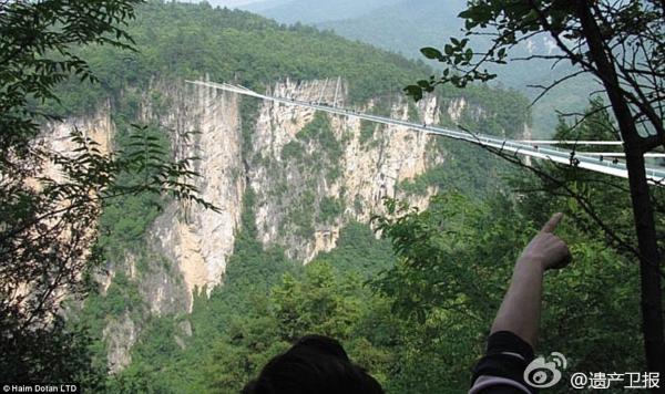 The world's longest and highest glass-bottomed bridge is to open in Zhangjiajie, Hunan province. (Photo/People's Daily Online) The world's longest and highest glass-bottomed bridge is to open in Zhangjiajie, Hunan province. (Photo/People's Daily Online)