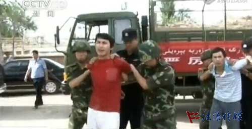 Suspects are seized during an anti-terrorism campaign in Xinjiang last year. (File photo/China Law Media Net) Suspects are seized during an anti-terrorism campaign in Xinjiang last year. (File photo/China Law Media Net)