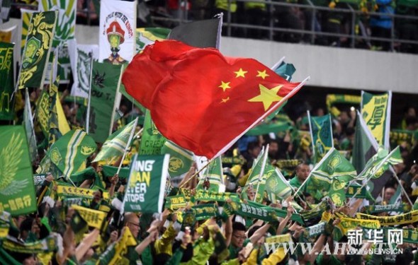 Fans of Guo'an, Beijing’s local football team, cheer for the team on April 21, 2015. (File photo/Xinhua) Fans of Guo'an, Beijing’s local football team, cheer for the team on April 21, 2015. (File photo/Xinhua)