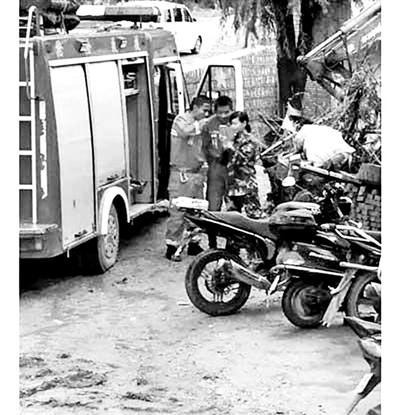 An online post shows some fire officers are busy taking photos of themselves instead of helping in rescue. (Photo/Online post) An online post shows some fire officers are busy taking photos of themselves instead of helping in rescue. (Photo/Online post)