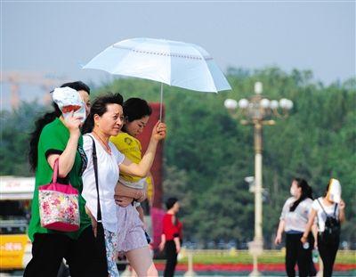 People hold umbrellas in the sun. Ozone has overtaken PM2.5 as the top pollutant of Beijing’s air. (Photo/Chinanews.com) People hold umbrellas in the sun. Ozone has overtaken PM2.5 as the top pollutant of Beijing’s air. (Photo/Chinanews.com)