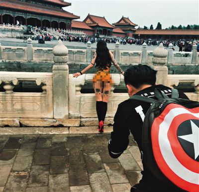 Photographer Wang Dong takes photos for a model in the Palace Museum. (Photo from Sina Weibo) Photographer Wang Dong takes photos for a model in the Palace Museum. (Photo from Sina Weibo)