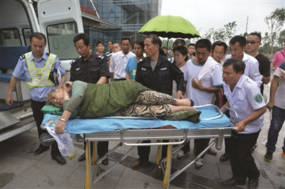 65-year-old Zhu Hongmei is rushed to a hospital after being saved by rescuers on June 2, 2015. (Photo/Chinanews.com) 65-year-old Zhu Hongmei is rushed to a hospital after being saved by rescuers on June 2, 2015. (Photo/Chinanews.com)
