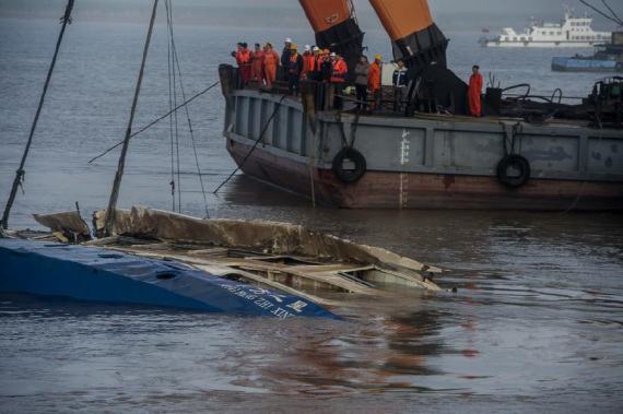 The cruise ship Eastern Star emerges from water. (Photo/Xinhua) The cruise ship Eastern Star emerges from water. (Photo/Xinhua)
