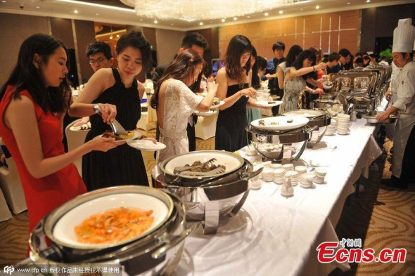 Some 100 well-dressed graduates attend a prom at a five-star hotel in Ningbo city, East China’s Zhejiang province, May 27, 2015. (Photo/CFP) Some 100 well-dressed graduates attend a prom at a five-star hotel in Ningbo city, East China’s Zhejiang province, May 27, 2015. (Photo/CFP)
