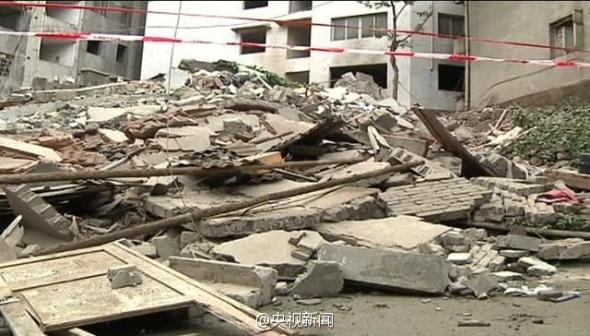A seven-storey building in Zunyi city, Guizhou province in southwest China, collapse at midnight, June 10, 2015. (Photo/sina weibo of CCTV) A seven-storey building in Zunyi city, Guizhou province in southwest China, collapse at midnight, June 10, 2015. (Photo/sina weibo of CCTV)