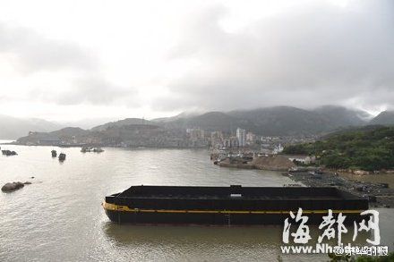 A large container ship is seen at a port in Fujian province. (Photo/www.Nhaidu.com) A large container ship is seen at a port in Fujian province. (Photo/www.Nhaidu.com)