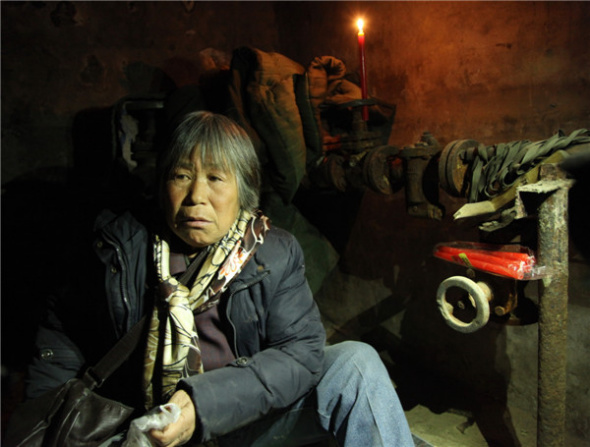 Garbage collector Quan Youzhi, 66, from Henan province, has been living inside an underground utility compartment outside Lidu Park in Beijing's Chaoyang district. (Photo: China Daily/Cheng Liang) Garbage collector Quan Youzhi, 66, from Henan province, has been living inside an underground utility compartment outside Lidu Park in Beijing's Chaoyang district. (Photo: China Daily/Cheng Liang)