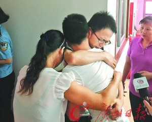 The family reunite in Shenzhen on Thursday, June 18, 2015. (Photo/Guangzhou Daily) The family reunite in Shenzhen on Thursday, June 18, 2015. (Photo/Guangzhou Daily)