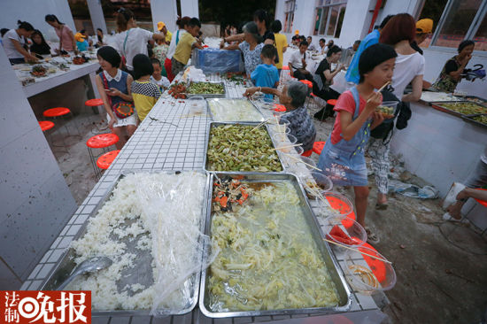 A vegan festival is held on June 22, the same day when the dog meat festival is celebrated in Yulin city, Guangxi autonomous region. (Photo/www.fawan.com) A vegan festival is held on June 22, the same day when the dog meat festival is celebrated in Yulin city, Guangxi autonomous region. (Photo/www.fawan.com)