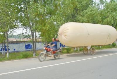 A villager carries a plastic bag of gas stolen from the nearby oil field in Henan province. (File photo/www.dahe.cn) A villager carries a plastic bag of gas stolen from the nearby oil field in Henan province. (File photo/www.dahe.cn)